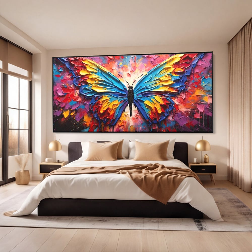 Tablou canvas cu pictura cu fluture colorat, in rama de aluminiu negru, pe perete intr-un dormitor
